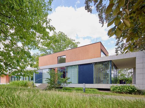bauhaus in länglicher bauform in limbach-oberfrohna